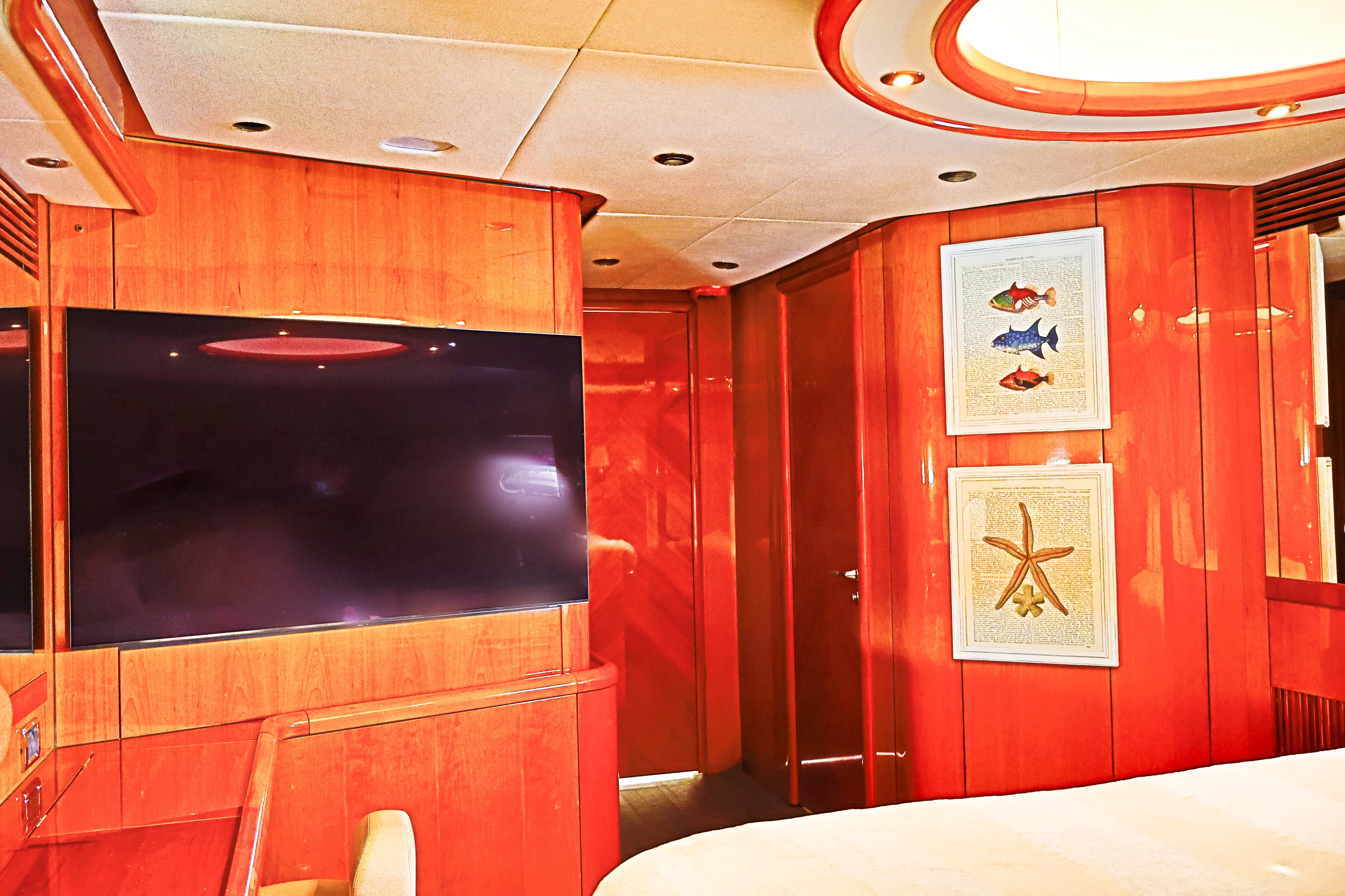 90ft Sunseeker Deep Blue bow cabin